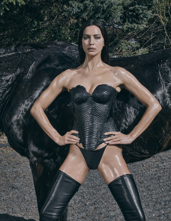 Irina Shayk pour V Magazine janvier 2026, le cuir parle pour elle