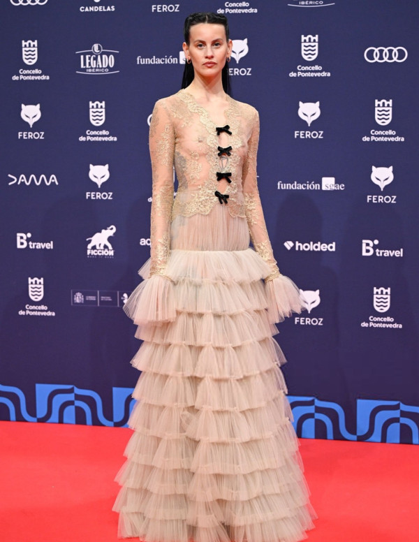Milena Smit aux Feroz, la dentelle joue contre elle