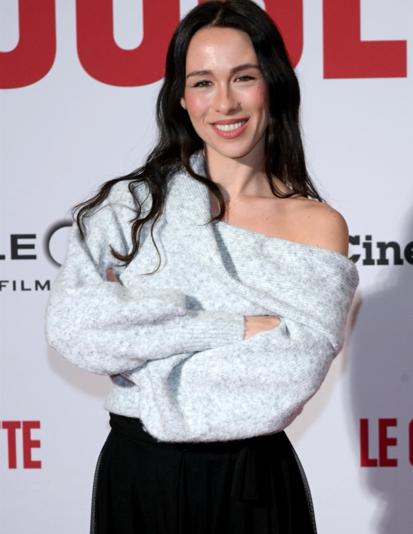 Aurora Ramazzotti à Milan, sourire doux, transparence assumée