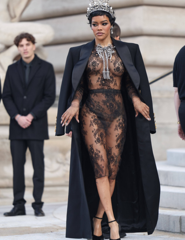Teyana Taylor au défilé Schiaparelli Haute Couture, transparence royale