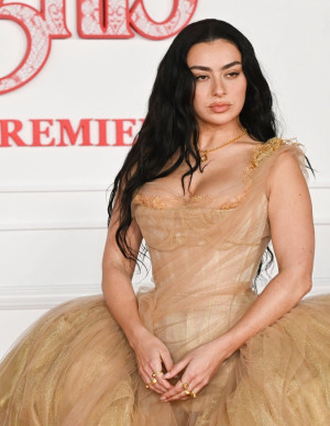Charli XCX à l’avant-première mondiale de Wuthering Heights, robe XXL