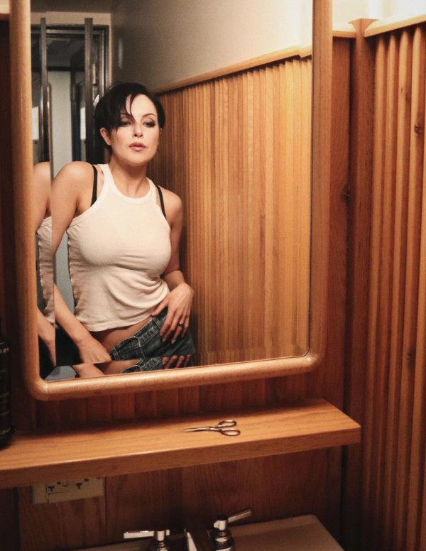 Elizabeth Gillies en séance photo pour The Bare Magazine, sortie de secours incluse