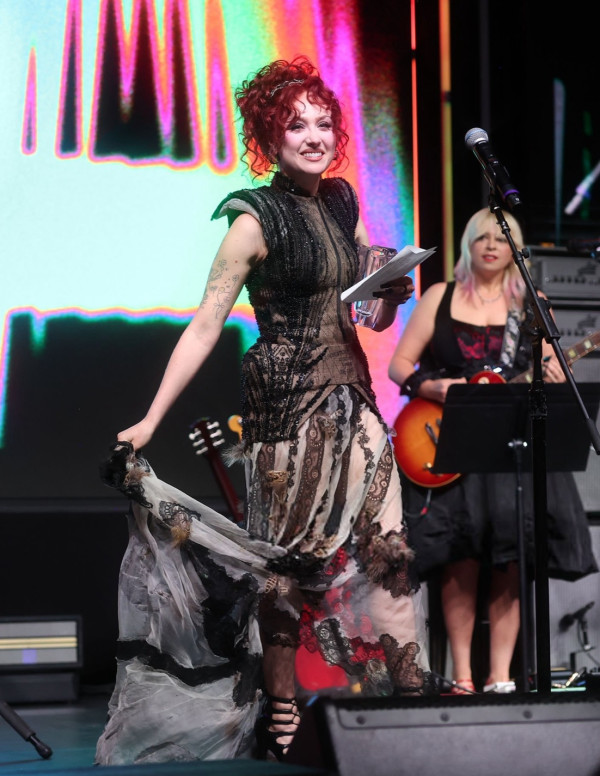Chappell Roan électrise les Resonator Awards à Los Angeles