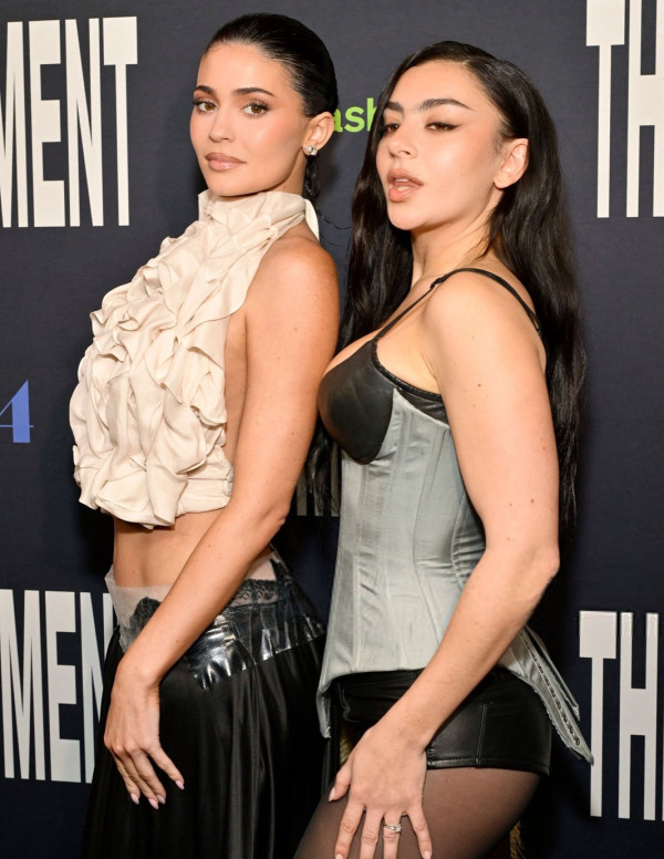 Charli XCX à la première de The Moment, corset en alerte