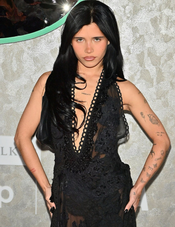 Nessa Barrett à la soirée Warner Music des GRAMMY, noir sage, décolleté carnivore