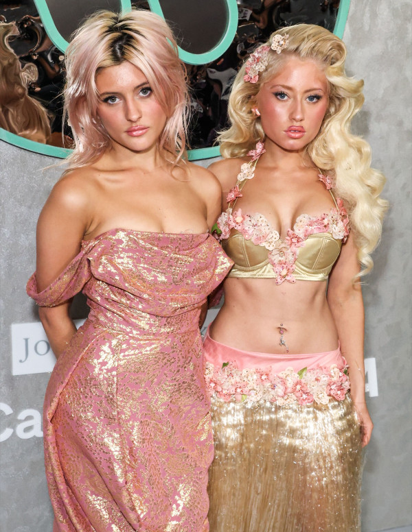 Olivia Bond et Remy Bond à la pré-soirée Warner Music des GRAMMY, rose sucré, regards salés