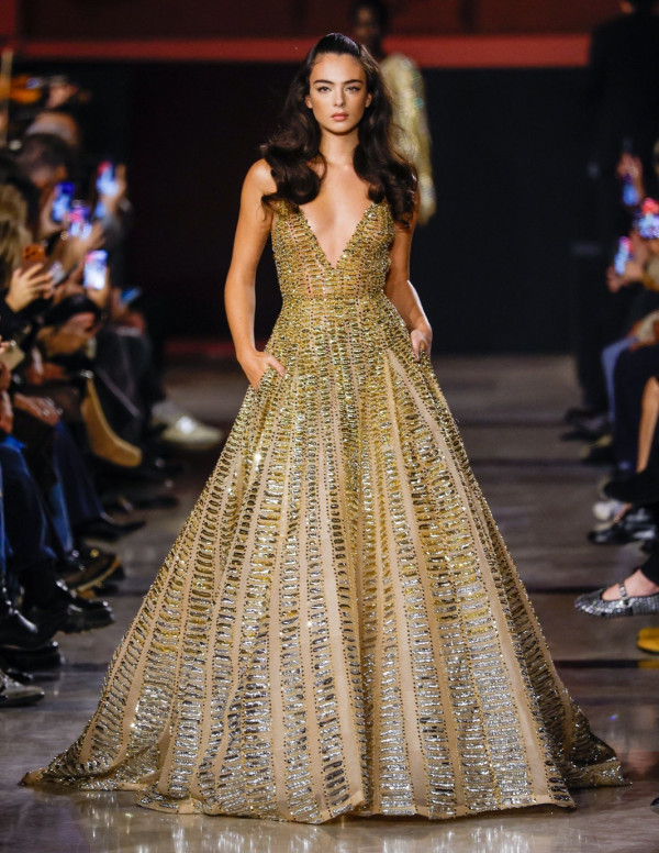 Deva Cassel au défilé Elie Saab HC Week SS26, robe royale, gravité en PLS