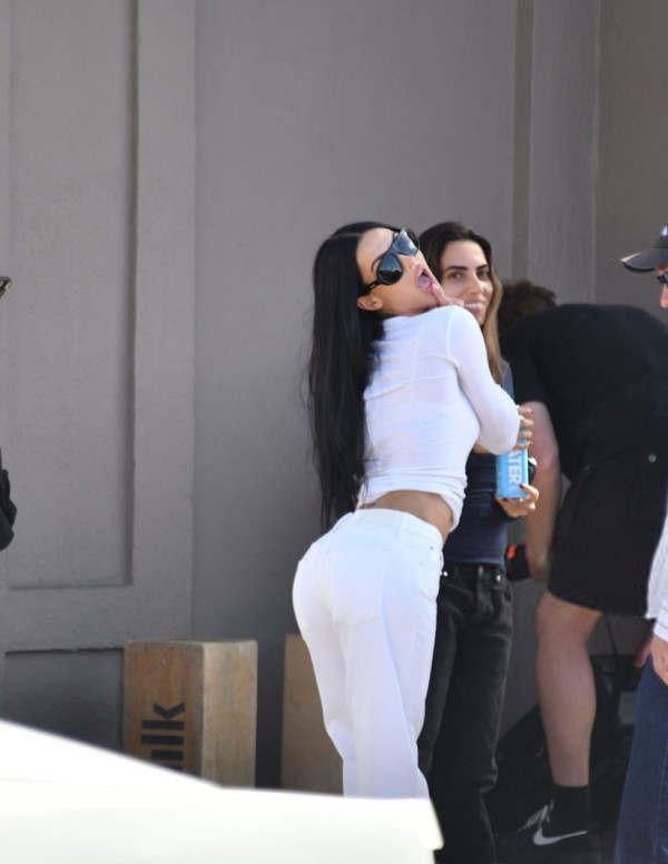 Amelia Gray Hamlin à West Hollywood, yoga public, circulation privée