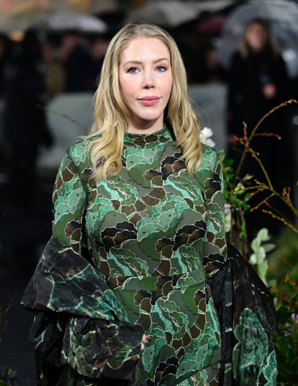 Katherine Ryan à la première londonienne, jardin strict, tentations sauvages