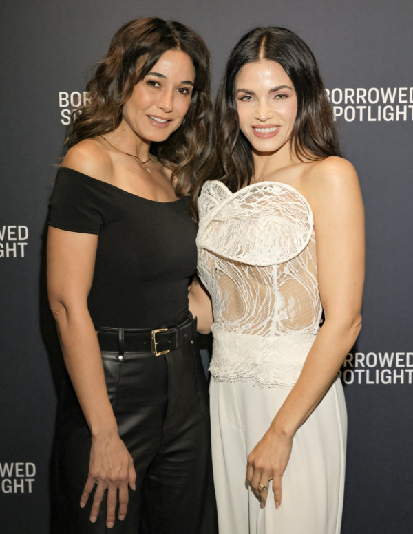 Emmanuelle Chriqui à la réception du livre Borrowed Spotlight, cuir sérieux épaules pas du tout