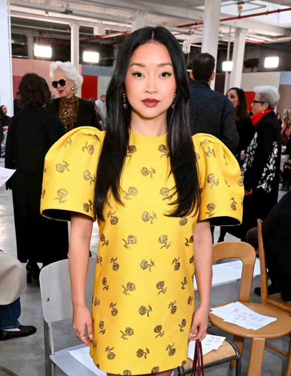 Lana Condor à la NYFW, manches XXL, jambes XXL