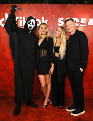 Isabel May au Scream 7 x TikTok, mini-robe calme couteau panique