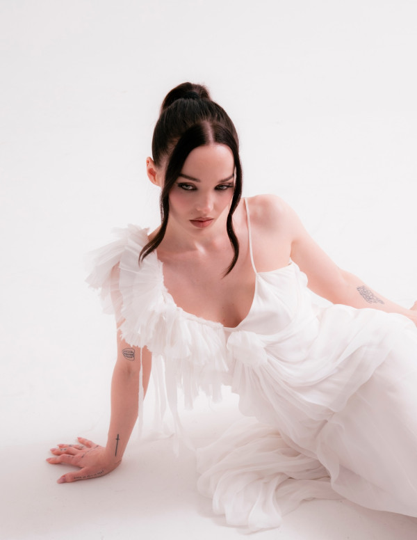 Dove Cameron en shooting WWD, ange candide, posture scandale