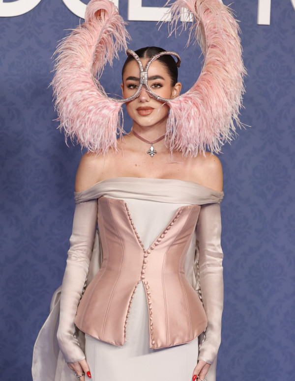 Lola Lolita au Bal Masqué Bridgerton, corset sage et plumes indisciplinées