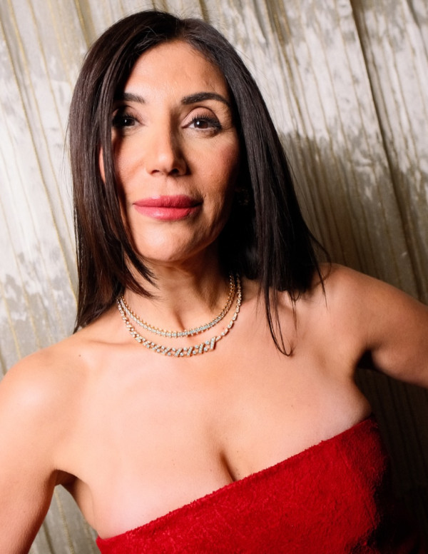 Maral Artinian enflamme le Nouvel An lunaire, glamour incendiaire hilarant