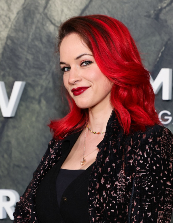 Alexis Knapp électrise la première mondiale, tailleur sage silhouette diabolique