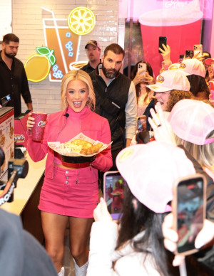 Megan Moroney fête Cloud 9 chez Cane’s, mini-jupe sage, poulet pas sage