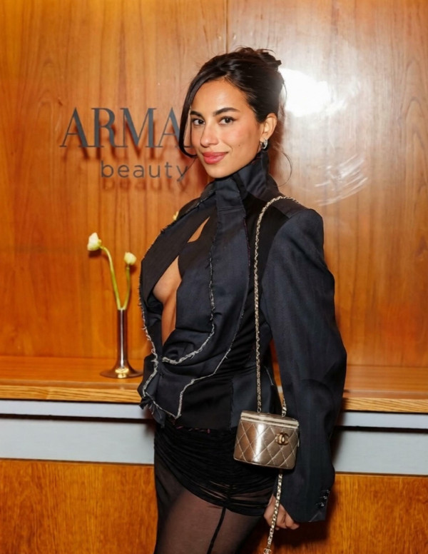 Gizem Emre enflamme la Berlinale chez Armani Beauty, veste fermée, tension ouverte