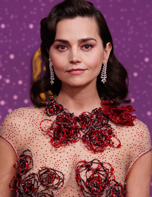 Jenna Coleman embrase les BAFTA 2026, roses rouges, transparence assumée