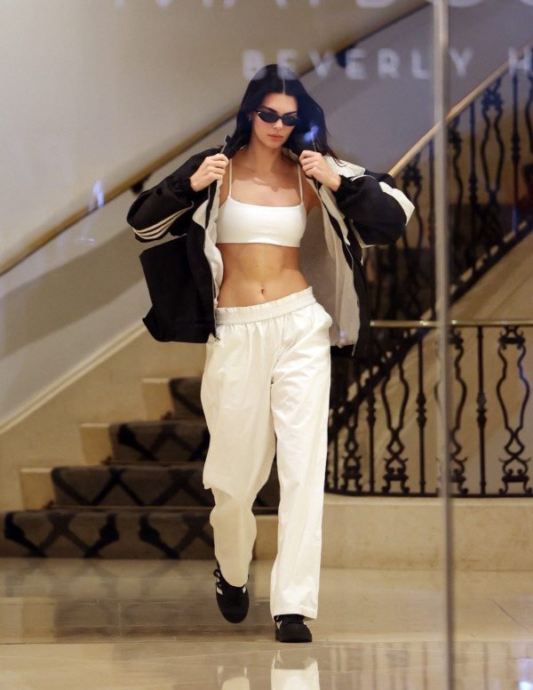 Kendall Jenner débarque au Maybourne Hotel, sport chic sage, ventre pas du tout