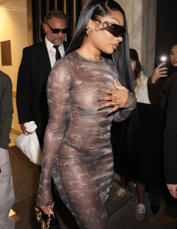 Megan Thee Stallion arrive au défilé Roberto Cavalli à Milan, et la robe décide d’être transparente