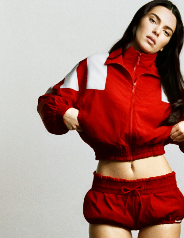 Kendall Jenner pose pour la campagne Adidas Originals 2026, et même les baskets rougissent