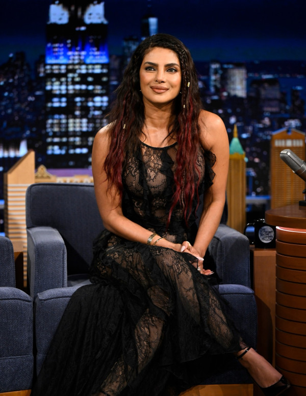 Priyanka Chopra débarque chez Jimmy Fallon, sa robe transparente vole la vedette