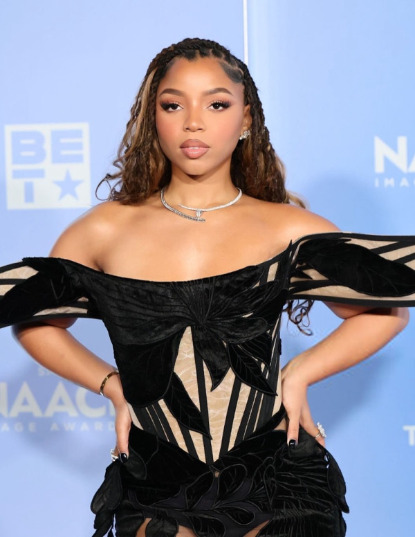 Chloe Bailey arrive aux NAACP Awards, et la robe décide d’être célèbre