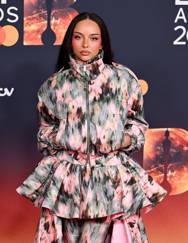 Jade Thirlwall arrive aux BRIT Awards, et la robe décide d’occuper tout le tapis