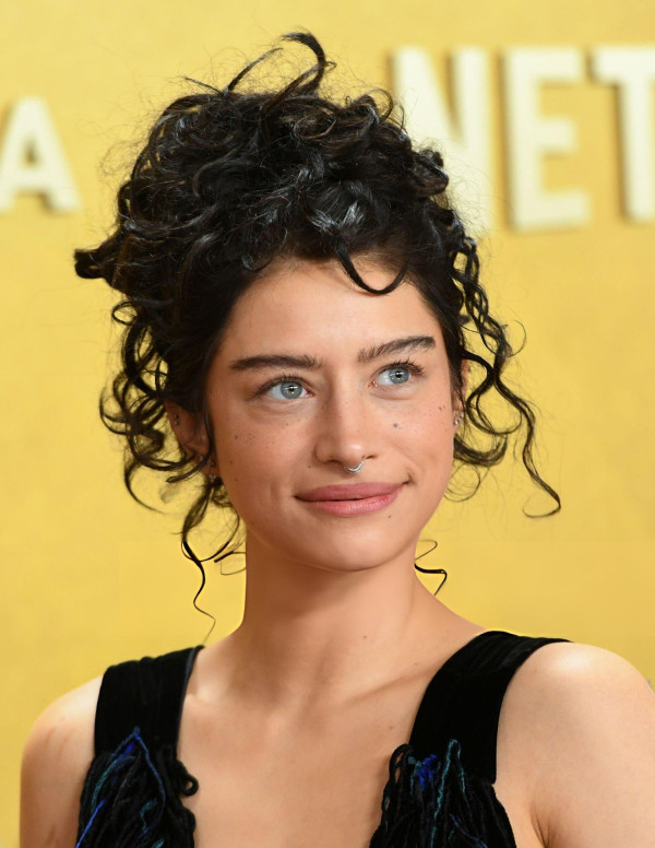Odessa A’zion arrive aux SAG Awards, et ses boucles déclenchent l’alerte glamour