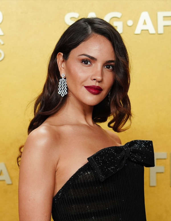 Eiza Gonzalez aux SAG Awards, sa robe noire serre tout… sauf les regards
