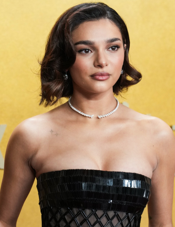 Paulina Chavez débarque aux SAG Awards, Hollywood découvre que le glamour sait aussi hypnotiser