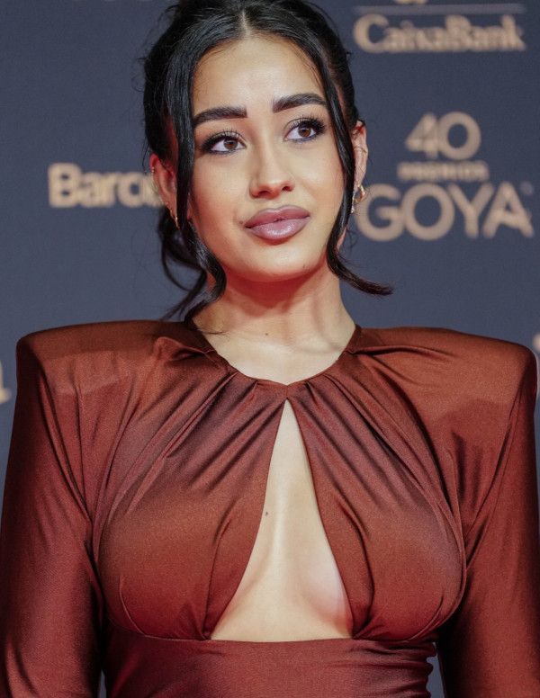 Marina Rivera aux Goya, sa robe moulante transforme le tapis rouge en terrain glissant