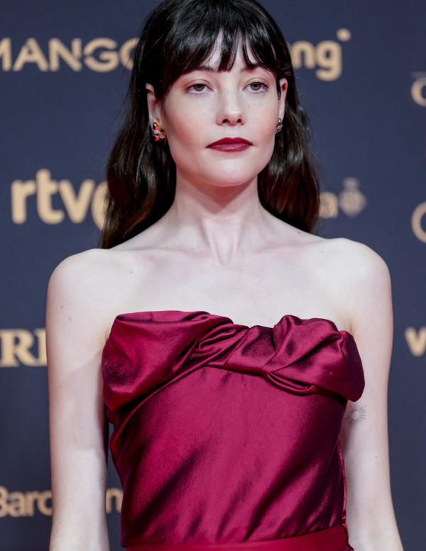 Mireia Oriol aux Goya, sa robe rouge prouve que le tapis rouge avait peur