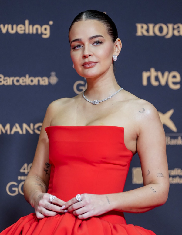 Laura Escanes aux Goya, sa robe rouge transforme le tapis en volcan
