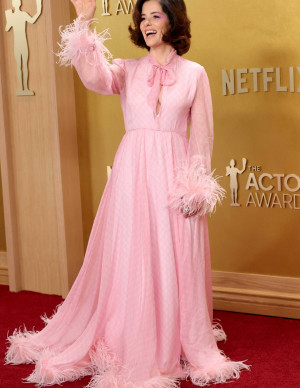 Parker Posey débarque aux SAG Awards, Hollywood découvre que le rose peut provoquer des accidents