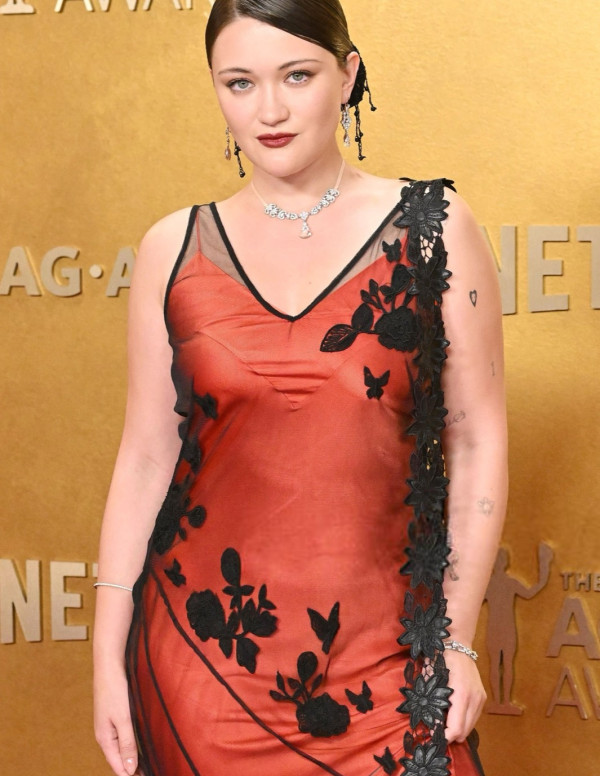 Isa Briones débarque aux SAG Awards, sa robe rouge transforme le tapis rouge en incendie