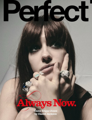 Daisy Edgar-Jones pose pour Perfect Magazine, et le studio oublie soudain le mot “professionnel”
