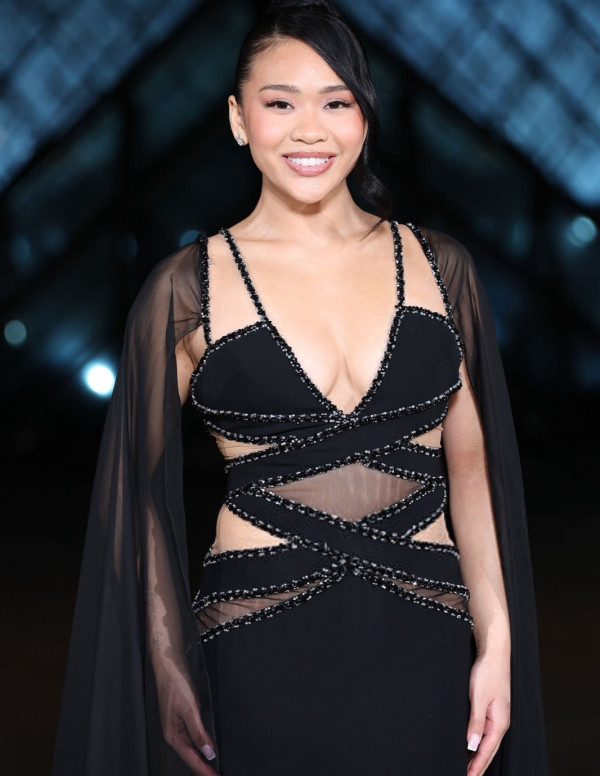 Sunisa Lee au Grand Dîner du Louvre, la gymnaste fait perdre l’équilibre aux photographes