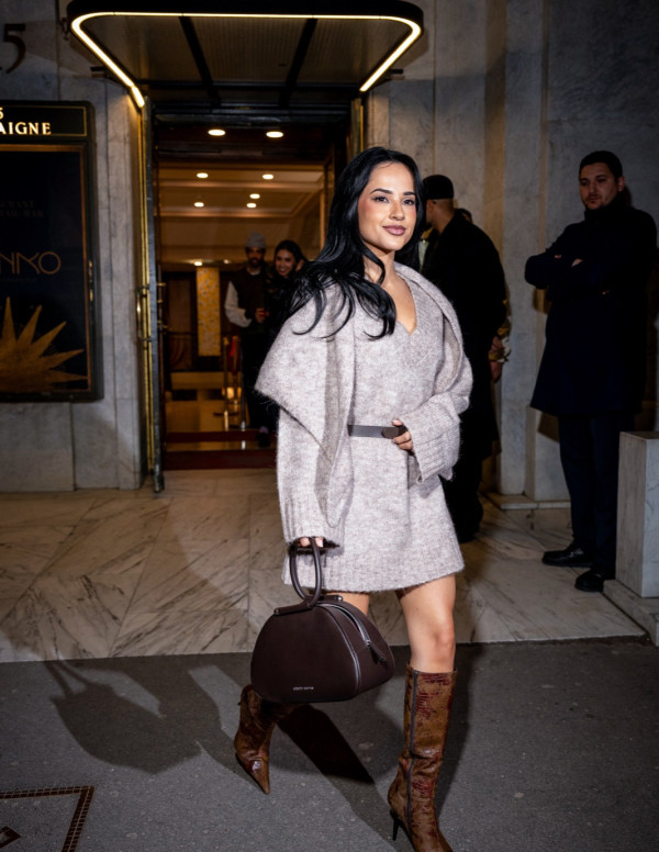 Becky G sort du restaurant Manko à Paris, et la rue devient soudain un podium