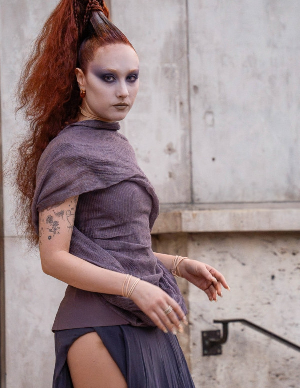 Chappell Roan au défilé Rick Owens, sa robe fendillée affole Paris
