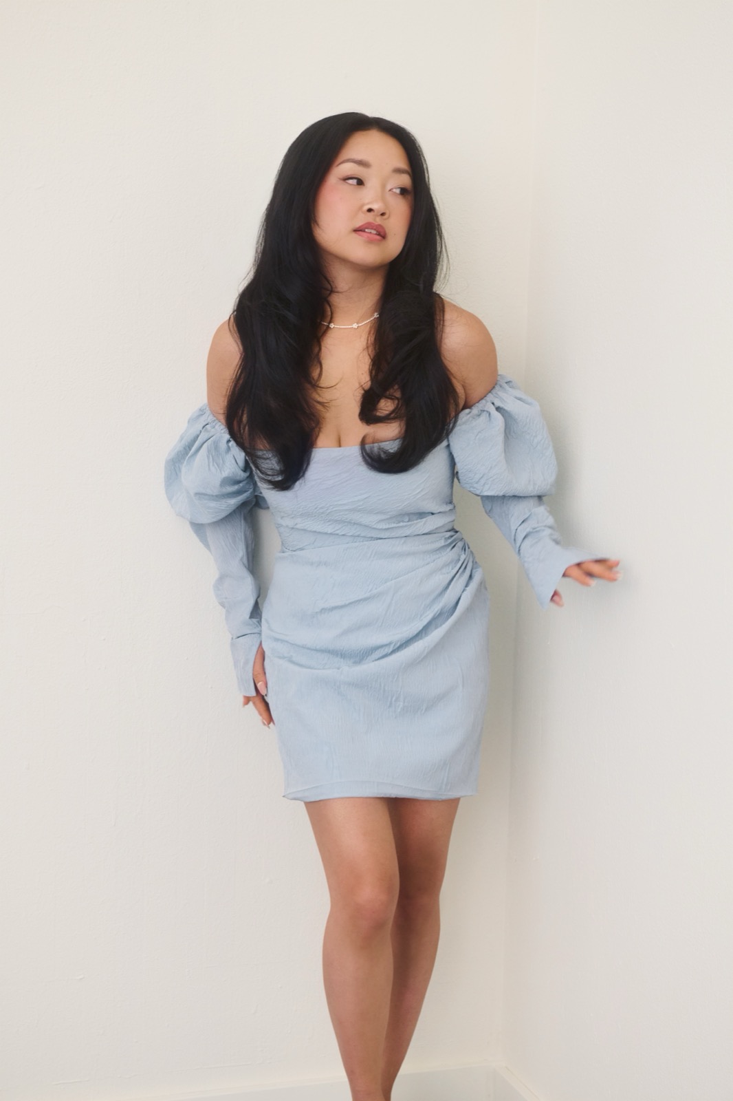 Lana Condor en shooting pour PopSugar, sa mini-robe fait fondre l’objectif