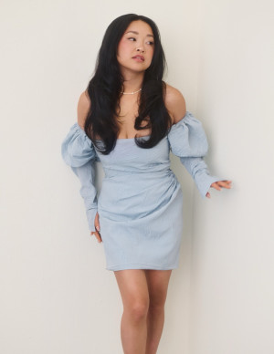 Lana Condor en shooting pour PopSugar, sa mini-robe fait fondre l’objectif