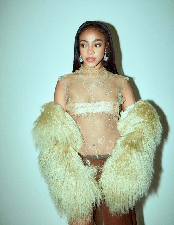 Priah Ferguson embrase la séance magazine Tmrw, manteau géant et confiance taille XXL