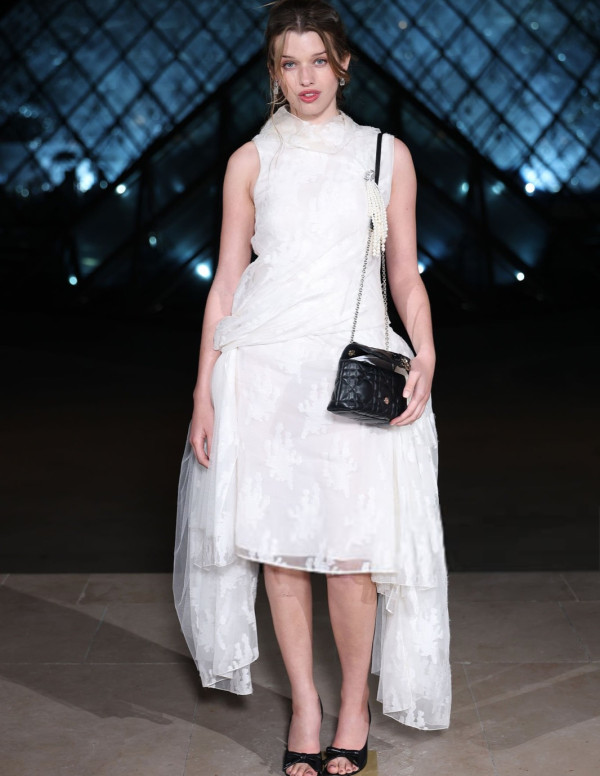 Ever Anderson au Grand Dîner du Louvre, Paris fond doucement sous sa douceur