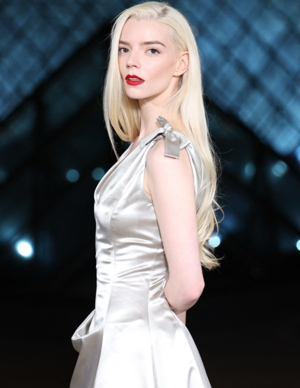 Anya Taylor-Joy au Grand Dîner du Louvre, Paris oublie de respirer