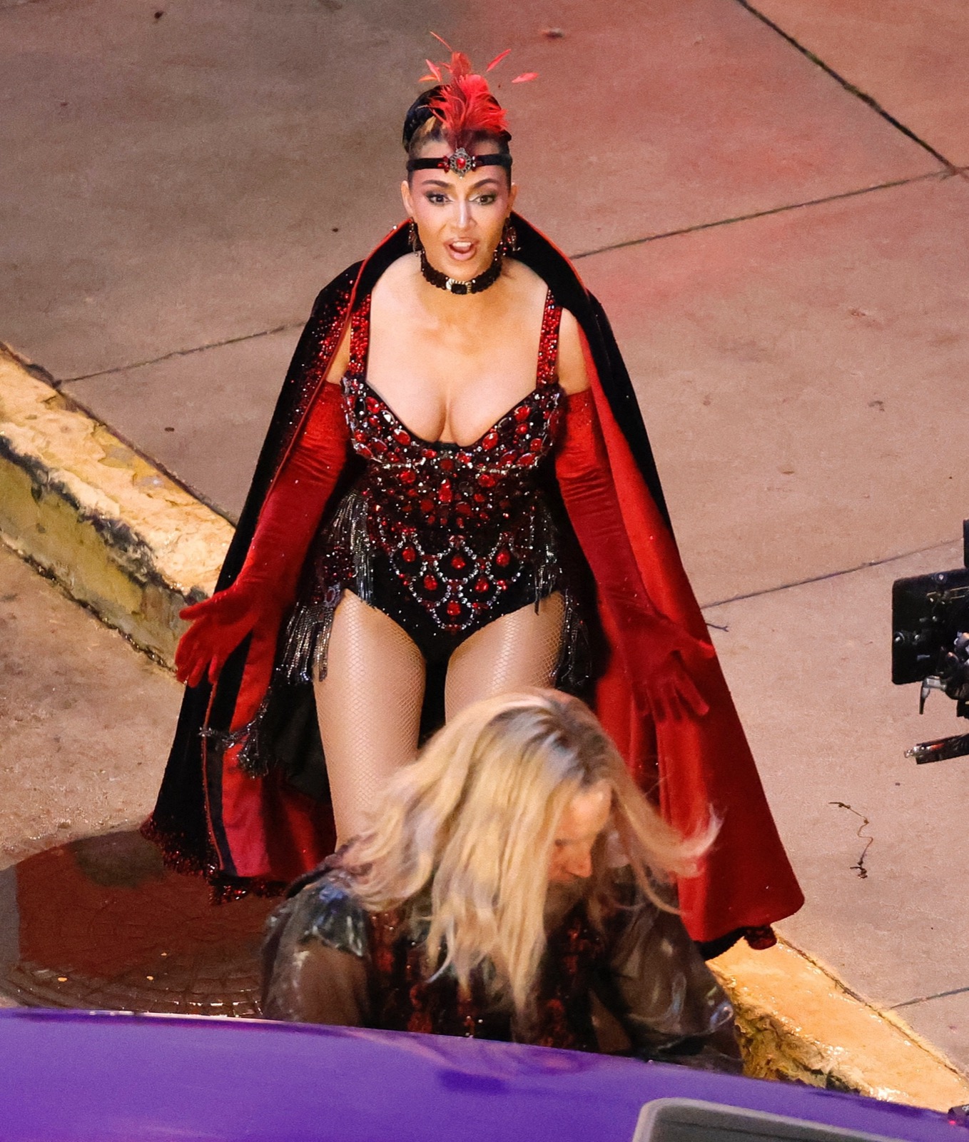 Kim Kardashian sur le tournage de The Fifth Wheel, vamp incendiaire cherche sortie de secours