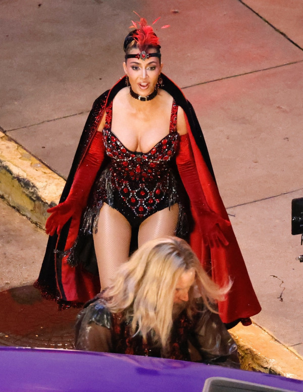 Kim Kardashian sur le tournage de The Fifth Wheel, vamp incendiaire cherche sortie de secours