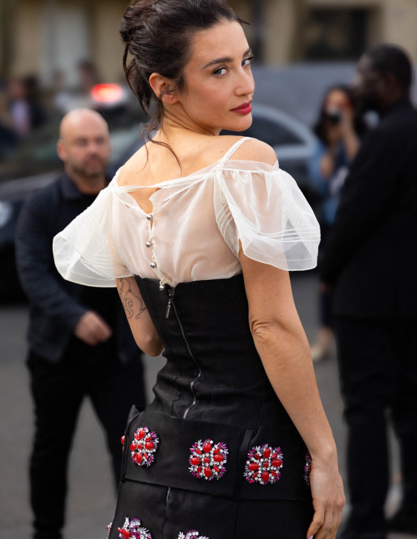 Maria Pedraza débarque au défilé Rabanne, et même les corsets demandent un jour off