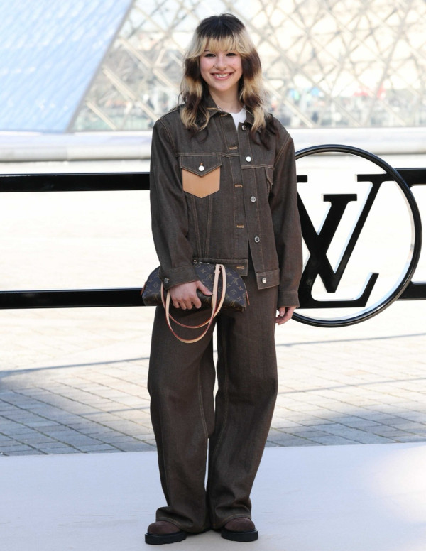 Alysa Liu débarque au défilé Louis Vuitton, la patinoire pleure son jean oversize